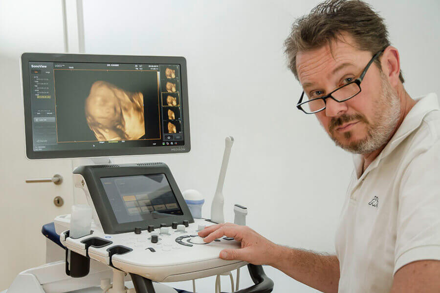 Dr. Bernhard Kinger am Ultraschallgerät in der Privatklinik Ritzensee.