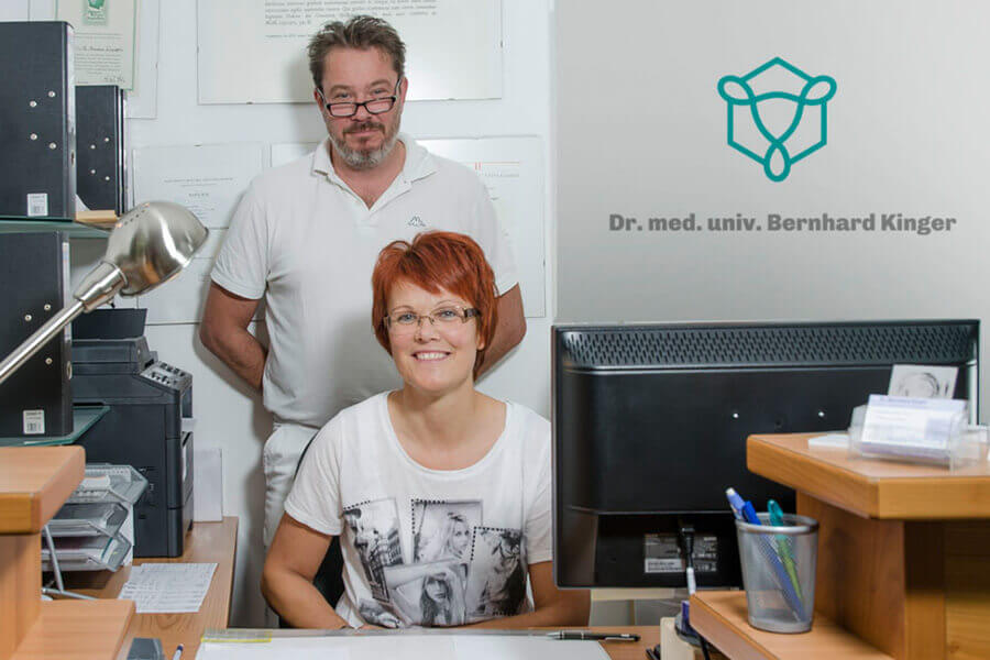 Team aus Arzt und Mitarbeiterin am Empfang der Privatklinik Ritzensee.