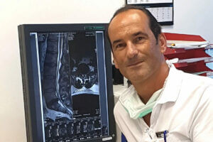 Dr. med. René Hebecker neben einem MRI-Bild, das medizinische Details zeigt.