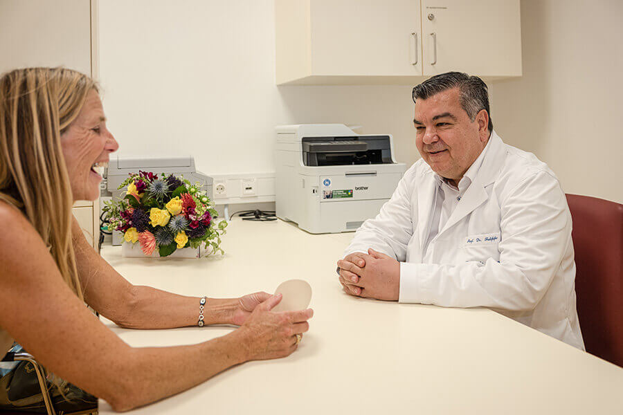 Ärztliches Beratungsgespräch zwischen einer Frau und einem Arzt in der Privatklinik Ritzensee.