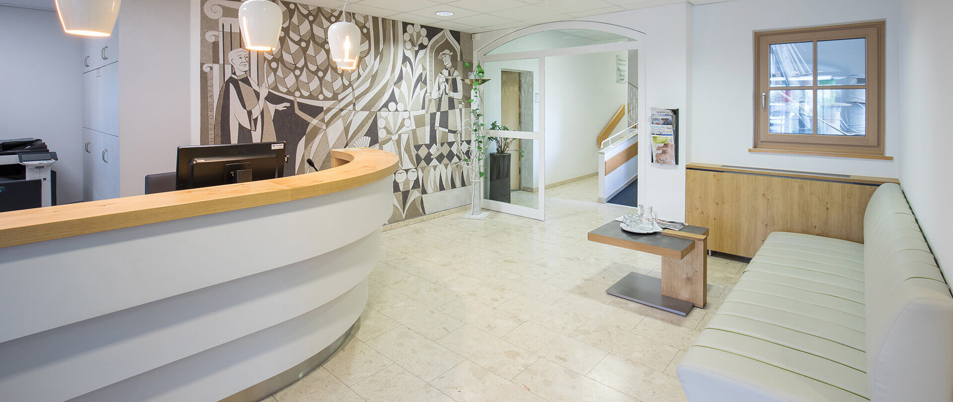 Moderne Empfangshalle der Privatklinik Ritzensee mit hellen Farben und stilvollem Interieur.