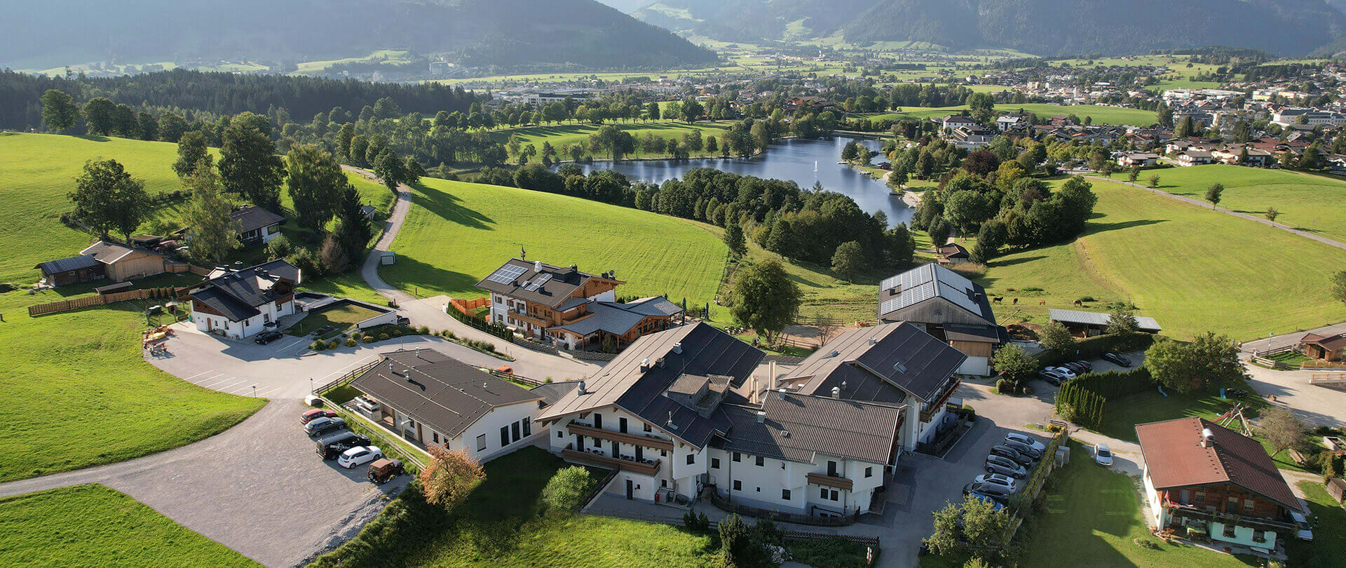 Luftaufnahme der Privatklinik Ritzensee im malerischen Salzburger Land mit umliegender Natur.