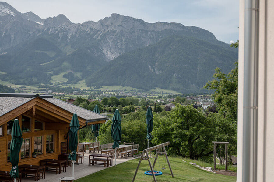 Aussicht auf die Berge und die Terrasse der Privatklinik Ritzensee im Salzburger Land.
