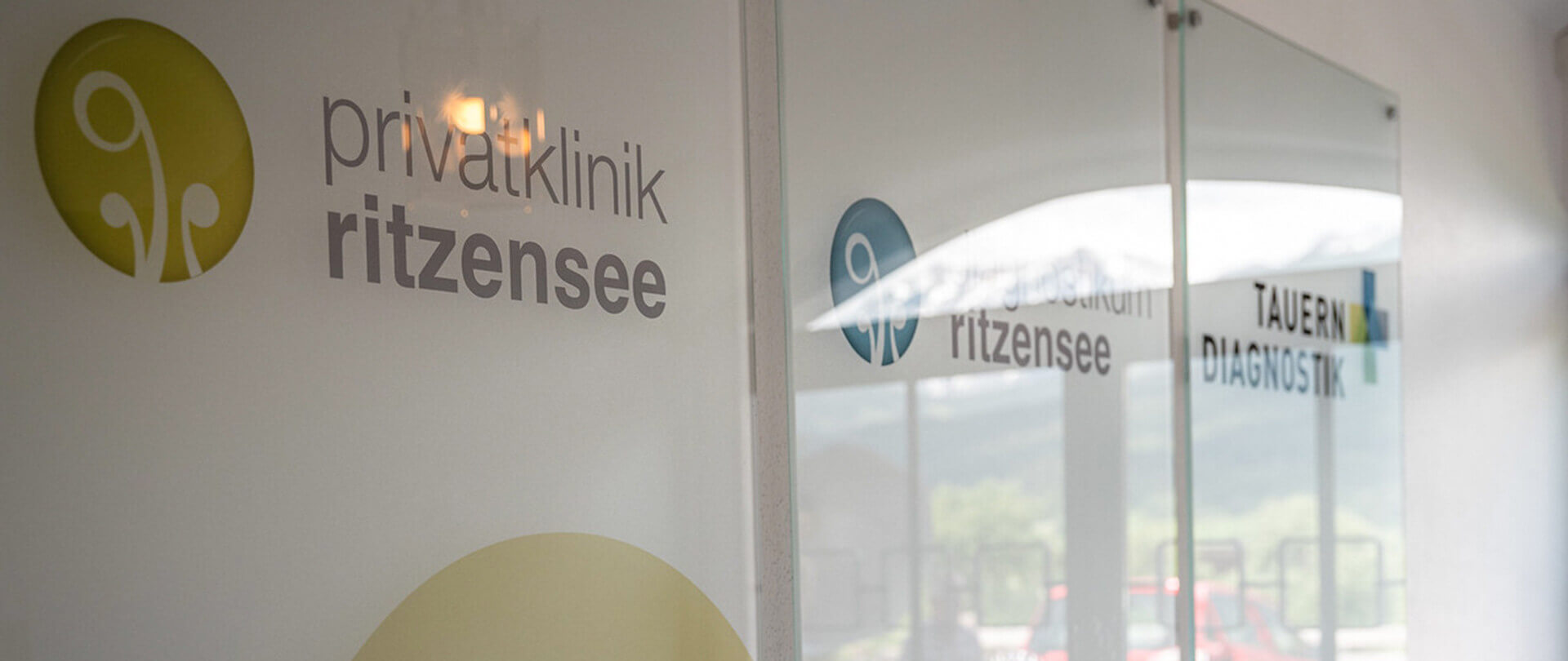 Eingangsschild der Privatklinik Ritzensee im malerischen Salzburger Land.