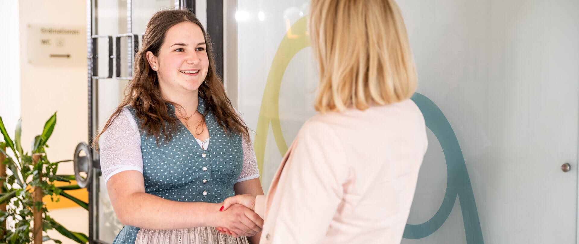 Zwei Frauen in Empfangssituation in der Privatklinik Ritzensee im Salzburger Land.