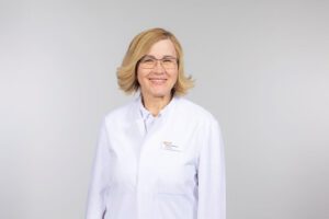 Dr. Maryna Wüstner in weißem Kittel, lächelt freundlich für die Privatklinik Ritzensee.