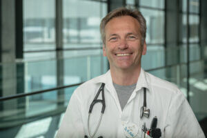 Dr. med. Hans-Joachim Miska lächelt in der Privatklinik Ritzensee, Salzburger Land.