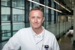 Dr. Anton Wimmer in der Privatklinik Ritzensee, moderne medizinische Versorgung im Hintergrund.