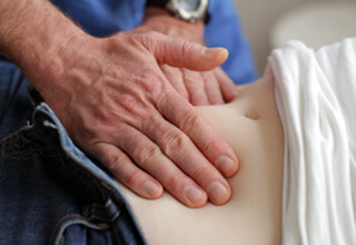 Ärztliche Untersuchung des Bauches durch einen Facharzt in der Privatklinik Ritzensee.