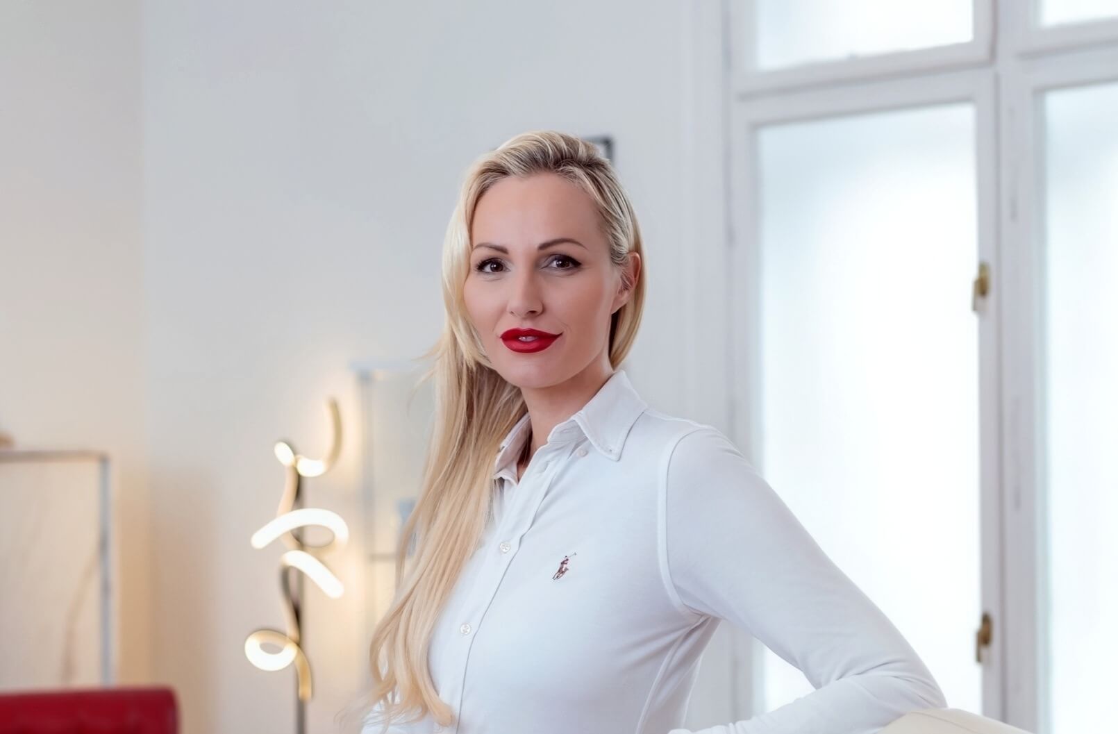 Dr. Maja Koreimann in der Privatklinik Ritzensee, moderne Einrichtung, professionelle Ausstrahlung.