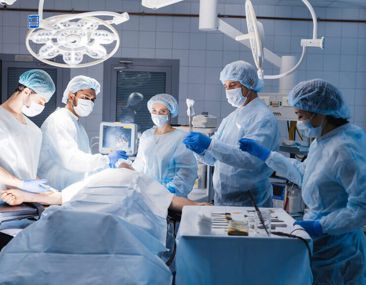 Operationssaal mit Ärzten und Patient